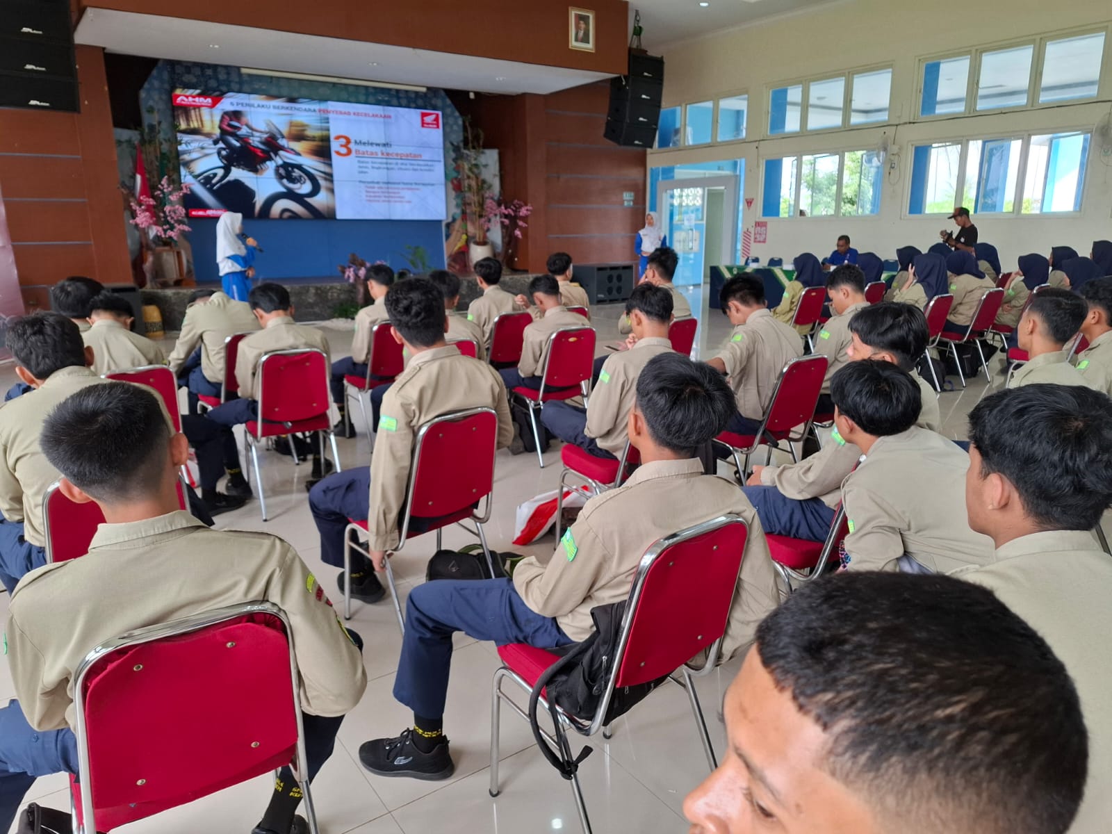 Semangat Edukasi #Cari_Aman Berkendara, Duta Safety Riding SMK Muhammadiyah 1 Kepanjen Terima Beasiswa Yayasan Astra Honda Motor